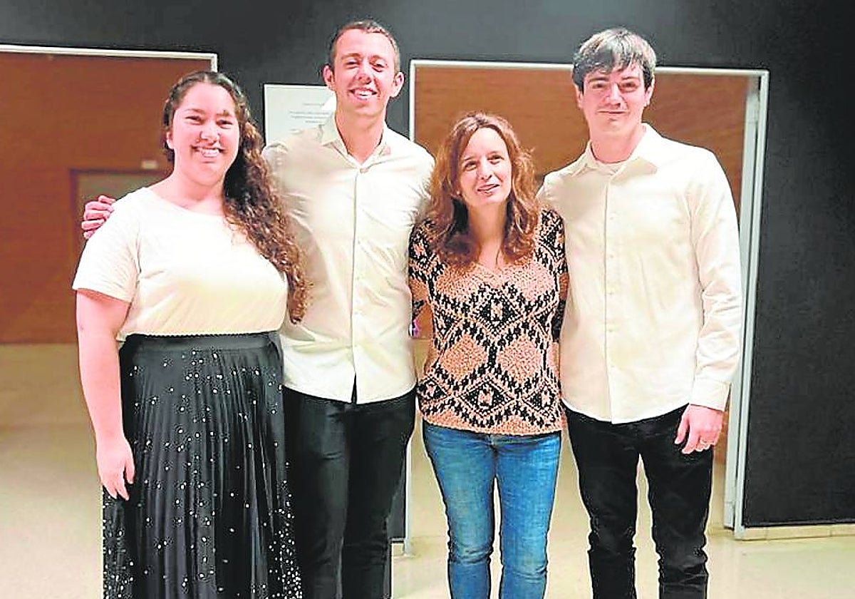 Ingrid Rodríguez (también a la derecha), Carlos Ruiz, Javier Tejón, junto a la profesora Paloma López.