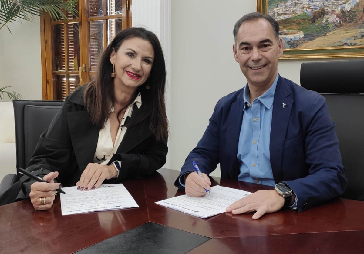 Rosa María González Rubia y Juan Antonio Lara firman el acuerdo de colaboración.