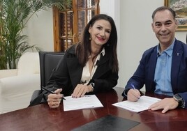 Rosa María González Rubia y Juan Antonio Lara firman el acuerdo de colaboración.