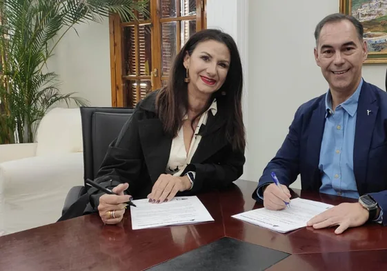 Rosa María González Rubia y Juan Antonio Lara firman el acuerdo de colaboración.