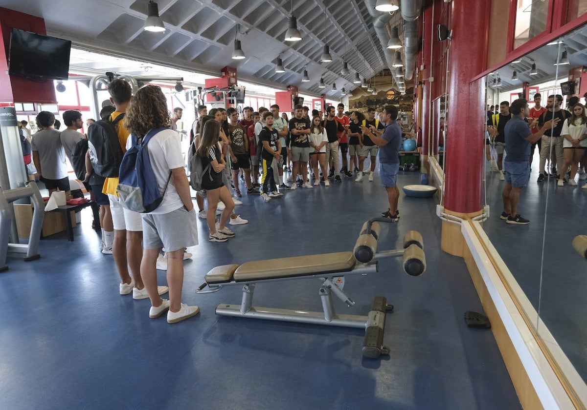 Un grupo de estudiantes, en una de las salas del pabellón deportivo de la UMA.