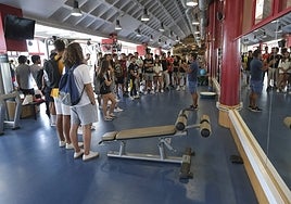 Un grupo de estudiantes, en una de las salas del pabellón deportivo de la UMA.