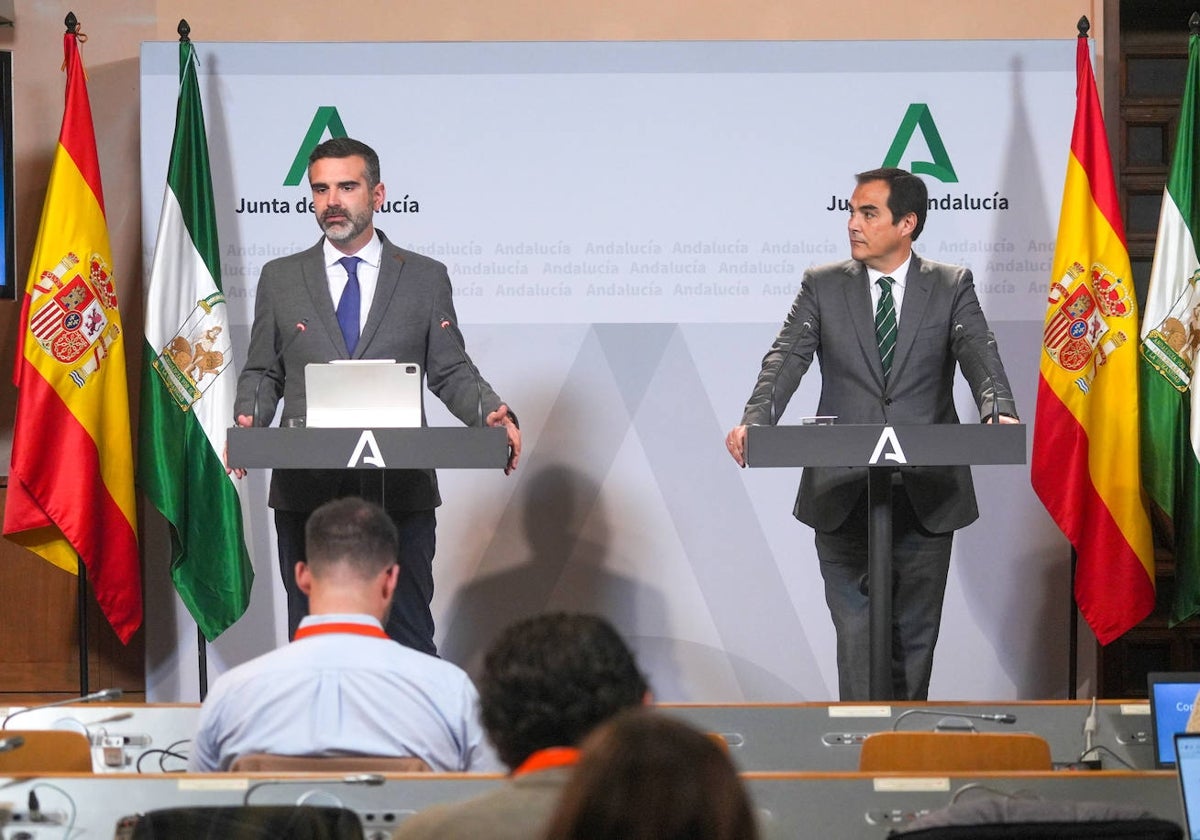 Los consejeros Ramón Fernández-Pacheco y José Antonio Nieto, en su comparecencia tras el Consejo de Gobierno.