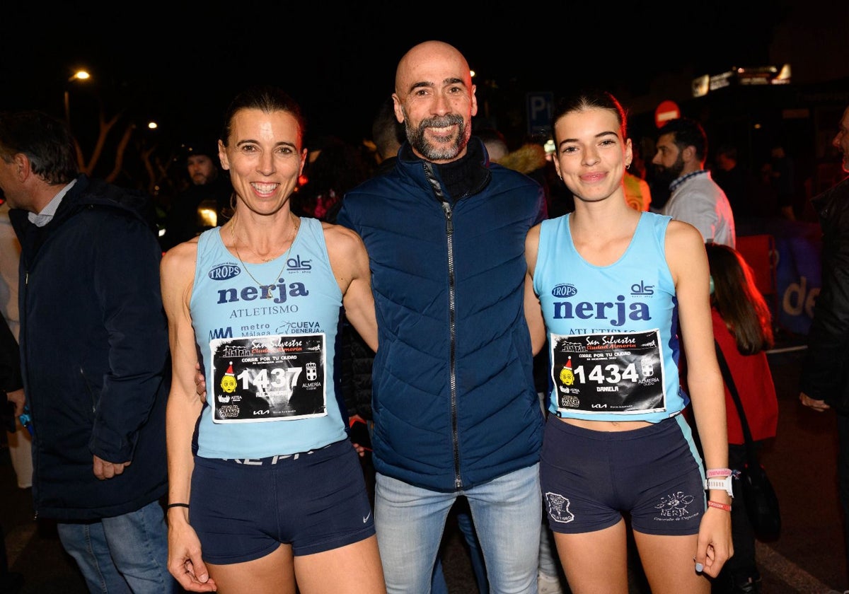 Alejandra Gálvez y Daniela Sierra, con su entrenador, Roberto Izquierdo.