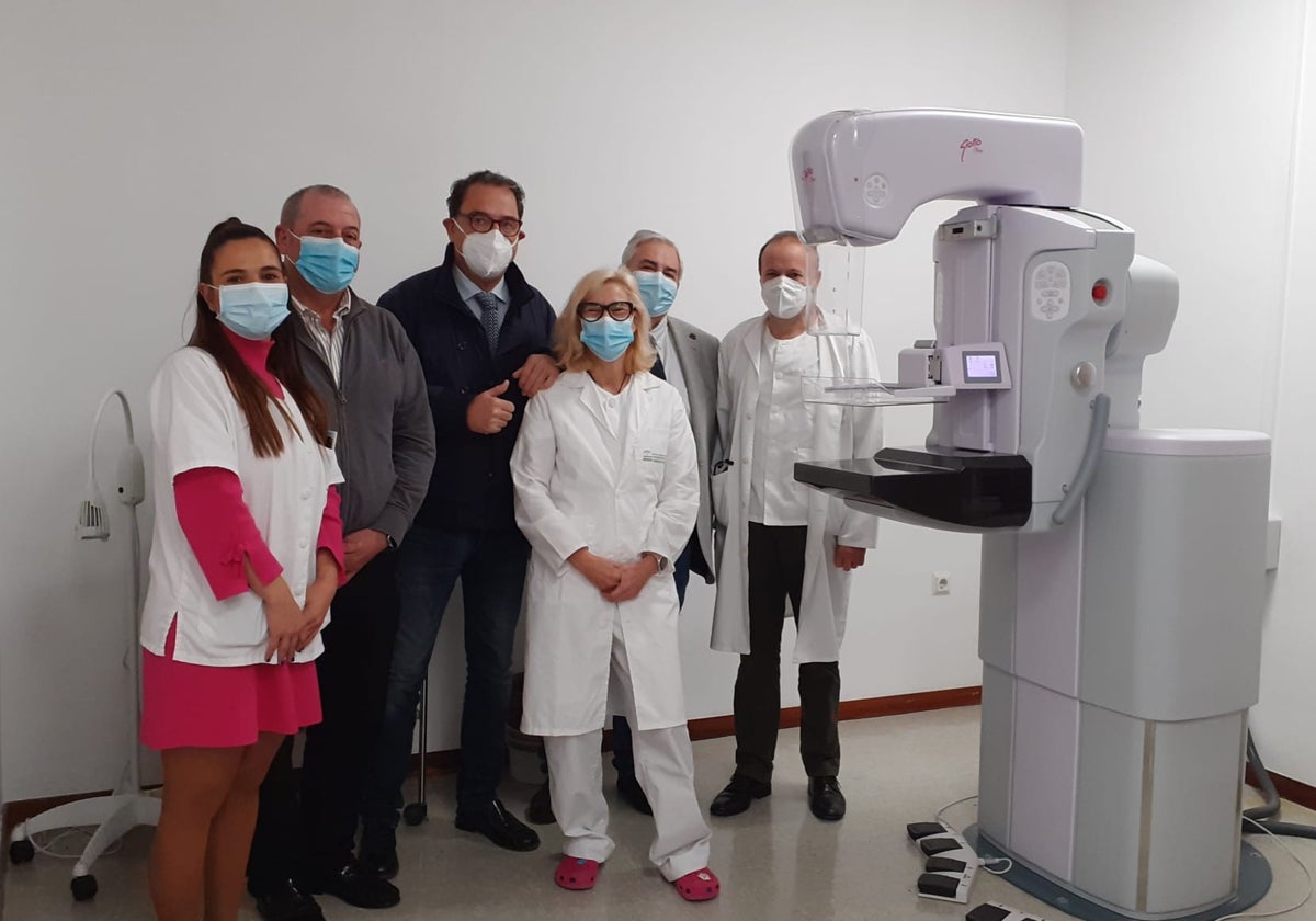 El delegado de Salud, Carlos Bautista, junto a uno de los mamógrafos y el equipo que hará las pruebas