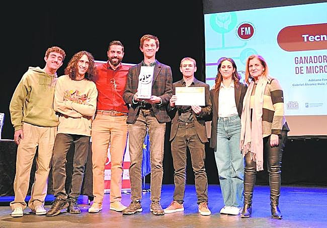 El grupo de 'Tecnoadictos' con su galardón