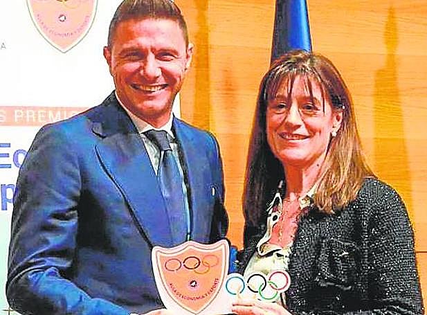 El futbolista Joaquín Sánchez recibe el premio