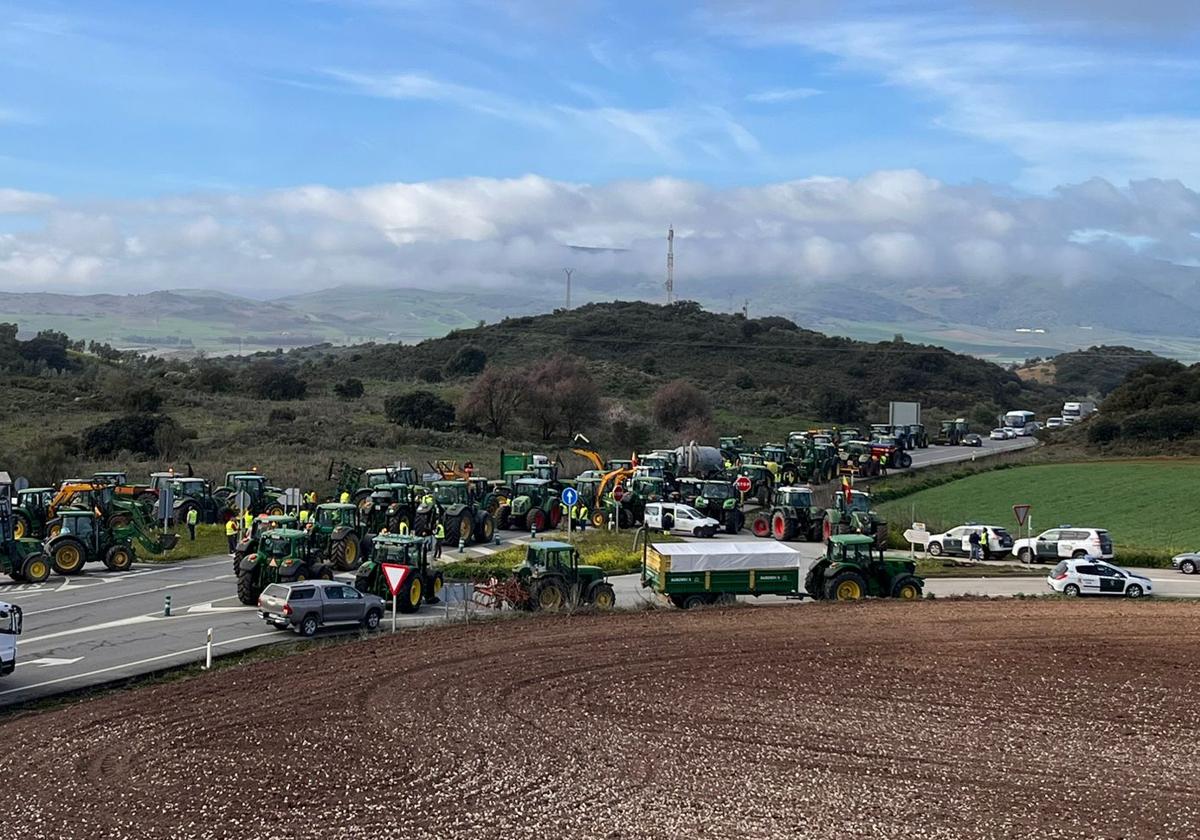 Imagen de los tractores cortando el tráfico a la altura de Teba.