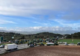 Imagen de los tractores cortando el tráfico a la altura de Teba.