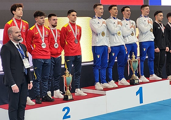 Mateo Cabello, primero por la izquierda, junto al resto del combinado nacional, en la ceremonia de entrega de medallas.