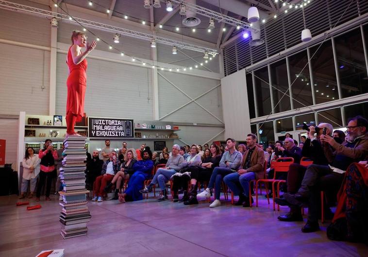 La artista Verónica Ruth Frías, durante su performance en Rara Festival, que celebró ayer su primera edición en el Aula, en Cervezas Victoria.