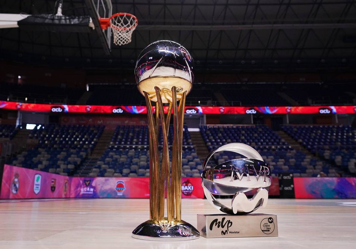 Los trofeos de la Copa y del MVP del torneo, sobre la pista del Carpena.