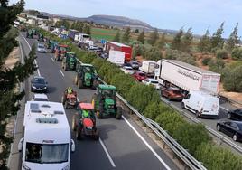 Los tractores vuelven a cortar varias carreteras en la provincia Málaga