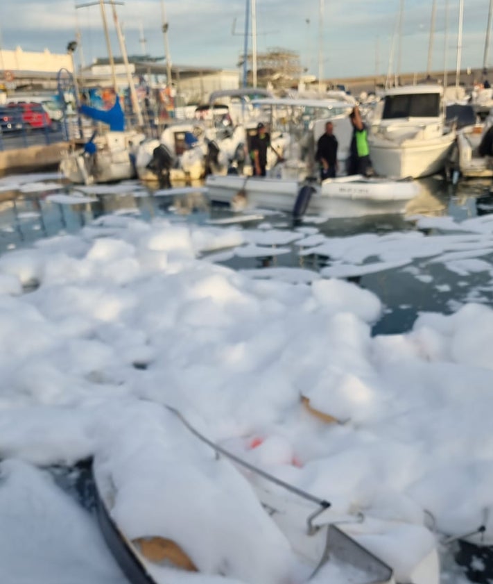 Imagen secundaria 2 - Dos personas heridas tras una explosión de gases en una embarcación en Puerto Marina