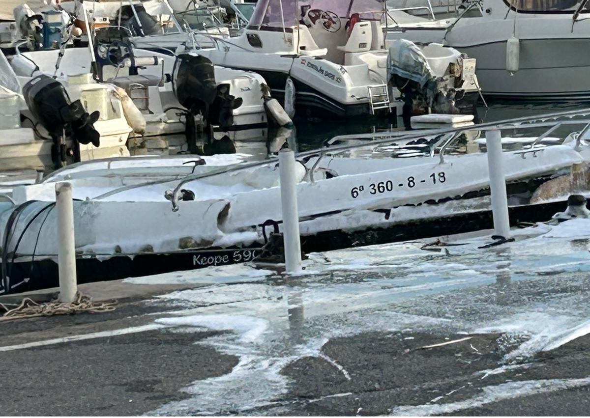 Imagen secundaria 1 - Dos personas heridas tras una explosión de gases en una embarcación en Puerto Marina