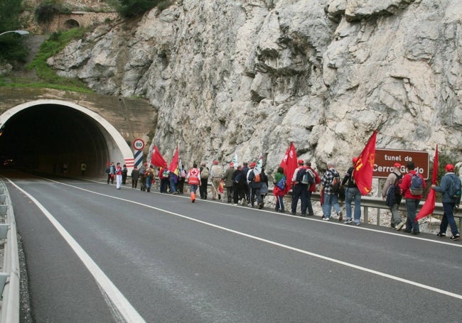 Una de las marchas conmemorativas enfila el límite de las provincias de Málaga y Granada.