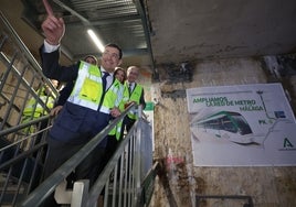 El presidente de la Junta, junto a la consejera de Fomento y el alcalde, en el metro.