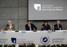 De izquierda a derecha, José María Rodríguez, el rector, la decana, María Isabel Hombrados y Jesús Málaga.