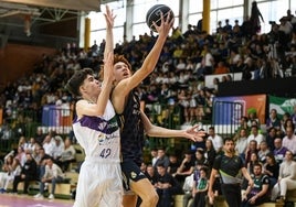 Martínez intenta evitar la canasta de un jugador del Madrid.