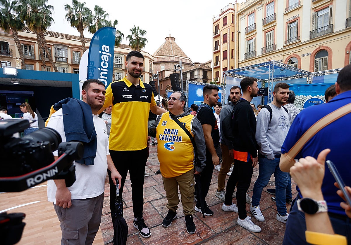 Las calles de Málaga se tiñen de ocho colores diferentes