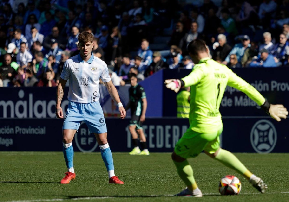 Avilés, en su debut con el Málaga, ante el Baleares.