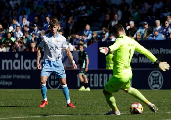 Avilés, en su debut con el Málaga, ante el Baleares.