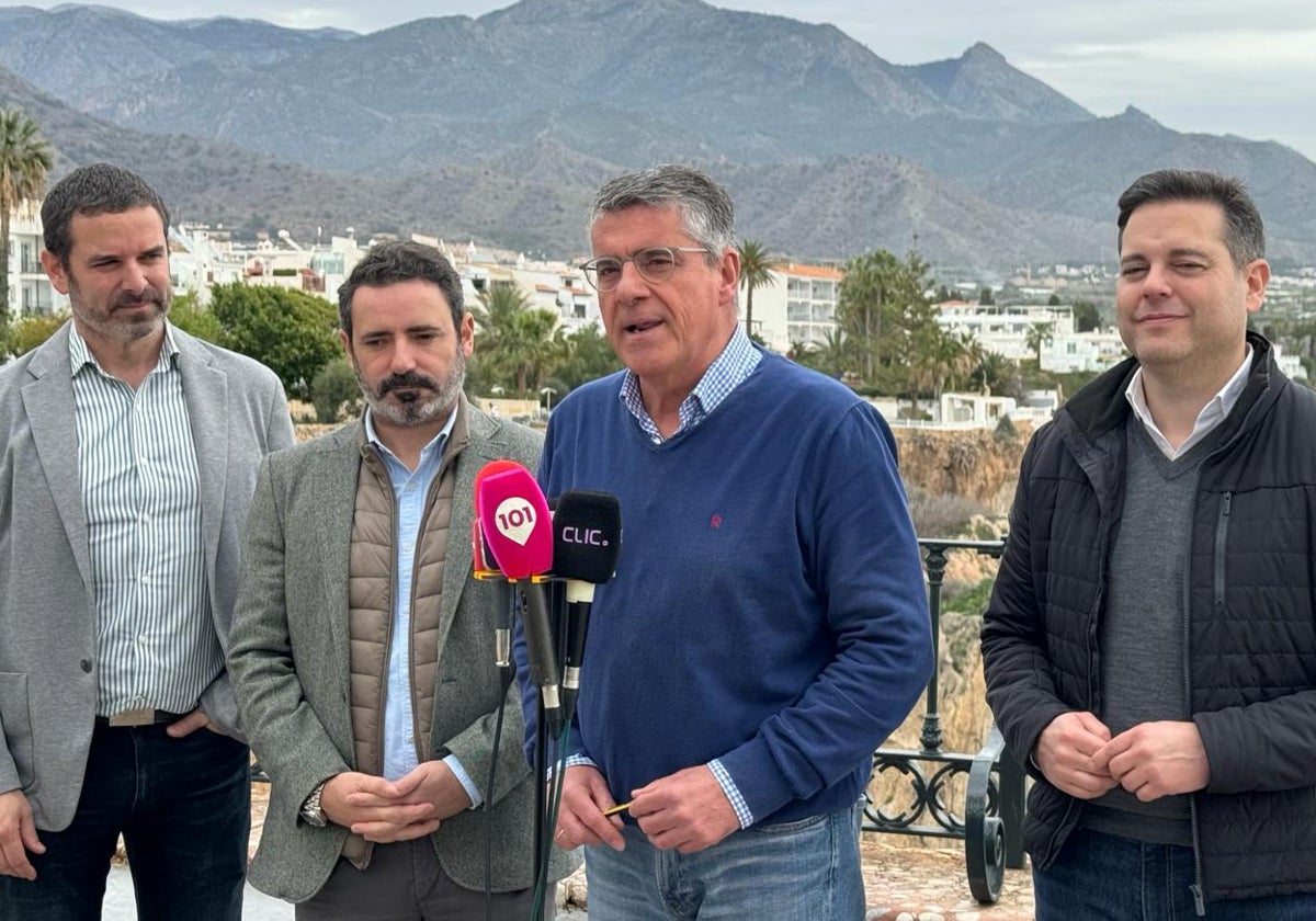 Jonathan Méndez, José Ramón Carmona, José Alberto Armijo y Francisco Arce, este jueves en el Balcón de Europa.