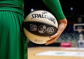 Un jugador del Unicaja, con el balón oficial de la Copa del Rey.