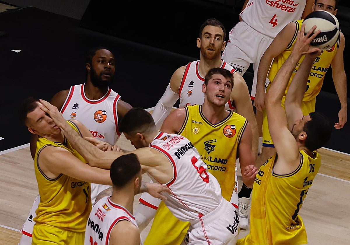 Salvó se lleva un golpe de López Arostegui en el partido entre el Gran Canaria y el Valencia.
