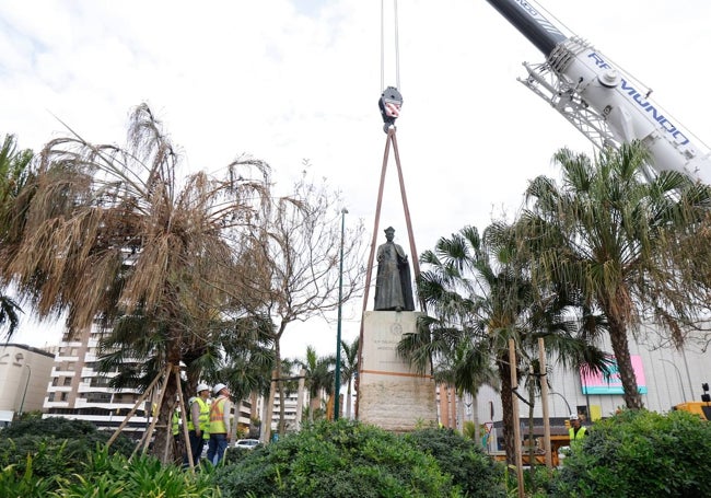 Momento en el que la estatua del religioso era depositada en su nuevo emplazamiento.