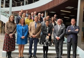 La alcaldesa, Margarita del Cid, con el plenario de la Cámara de Comercio y representantes de instituciones y empresarios asistentes.