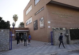 Un grupo de estudiantes, en la Facultad de Ciencias Económicas y Empresariales.