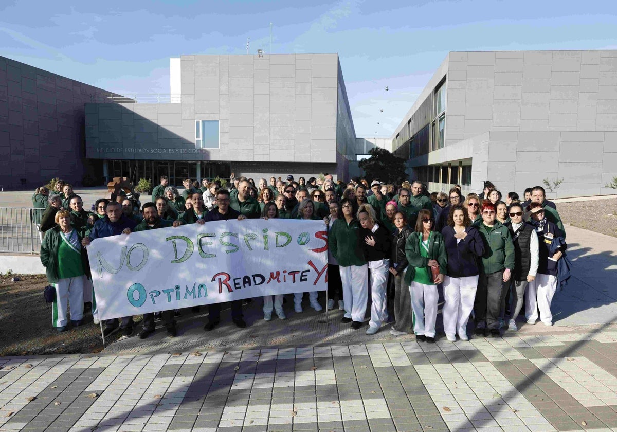 Las trabajadoras se han estado concentrando para reclamar la readmisión de sus compañeras.