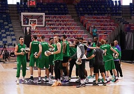 La plantilla del Unicaja, durante el entrenamiento en el Carpena.