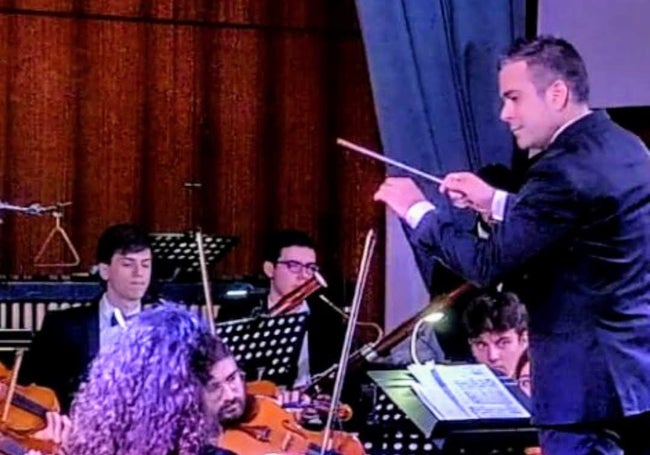 Francisco Javier Moreno, en labores de dirección de orquesta.