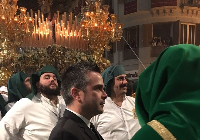 El músico, delante del trono de la Virgen de la Esperanza, a la que le compuso una marcha.