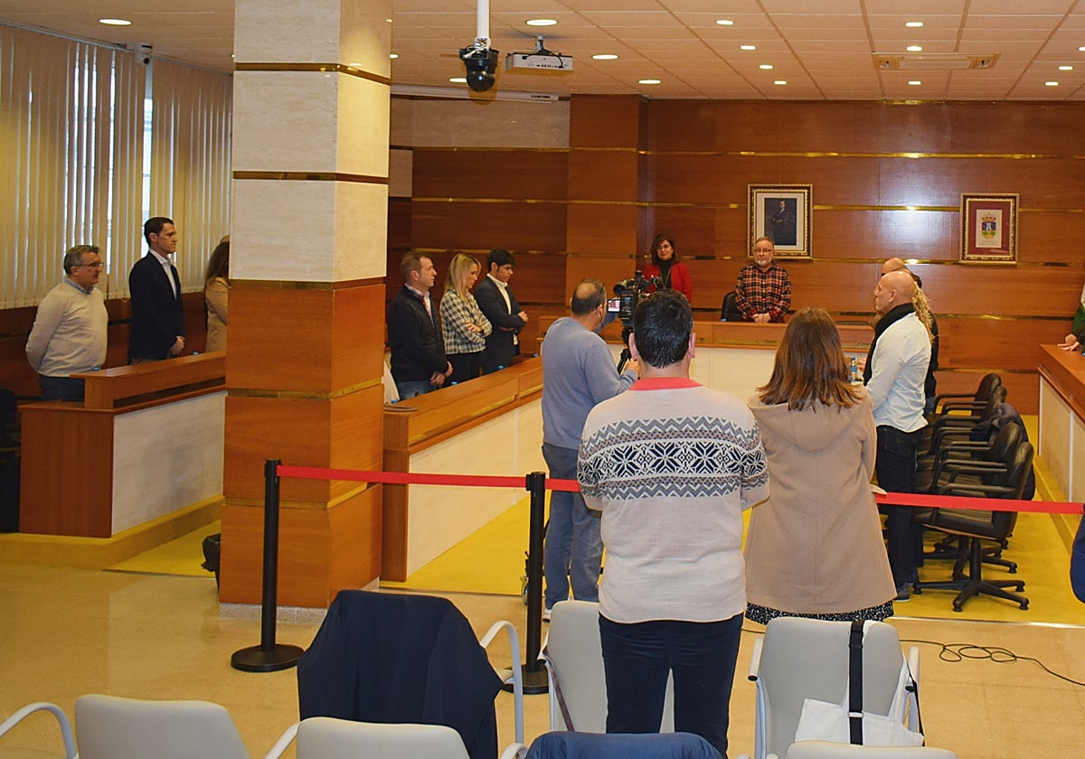 Minuto de silencio guardado en el pleno de la Corporación Muncipal, en memoria de los dos guardias civiles asesinados en Barbate.