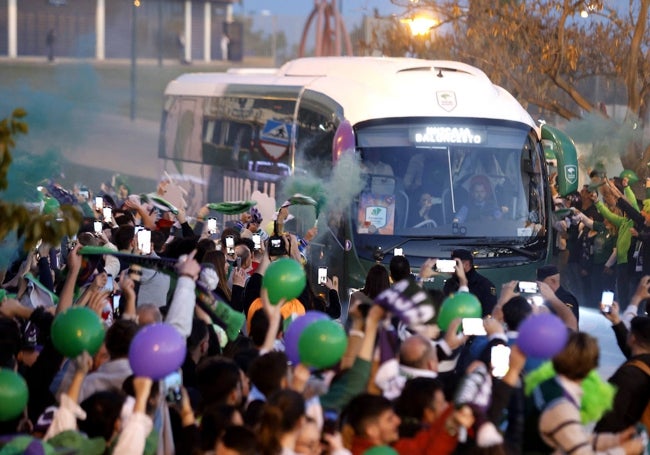 El recibimiento de los aficionados cajistas al autobús del Unicaja, a las 19.15 horas.