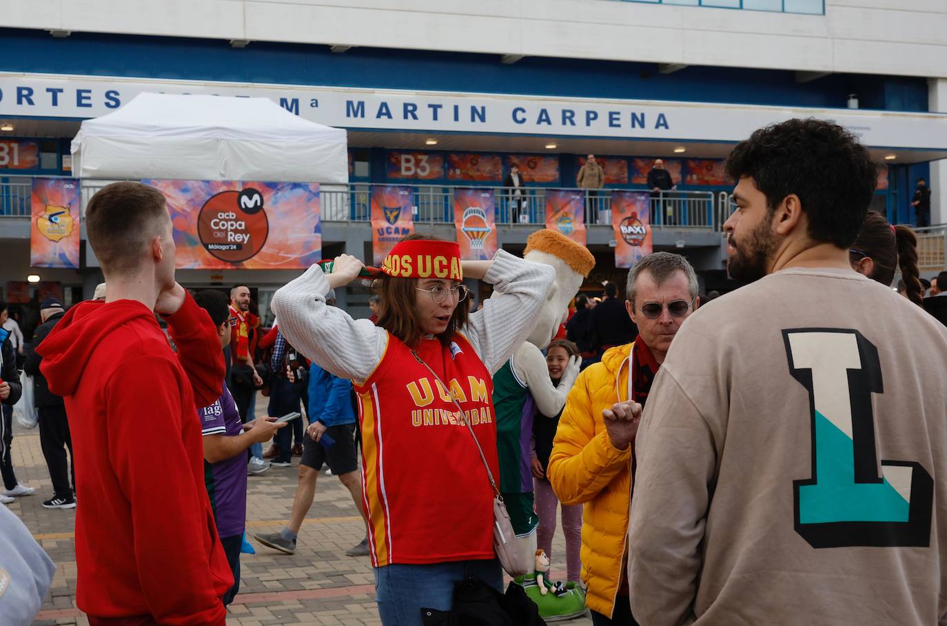 Ambiente en los aledaños del Carpena este jueves.