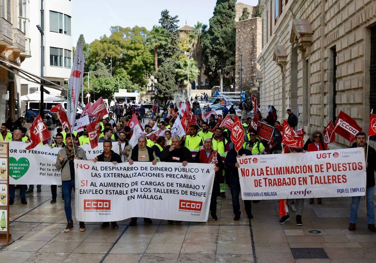 Un momento de la manifestación, que ha discurrido entre Molina Lario y el Ayuntamiento.