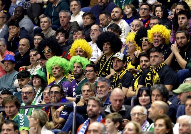 Aficionados del Lenovo Tenerife, mezclados con los del Unicaja.