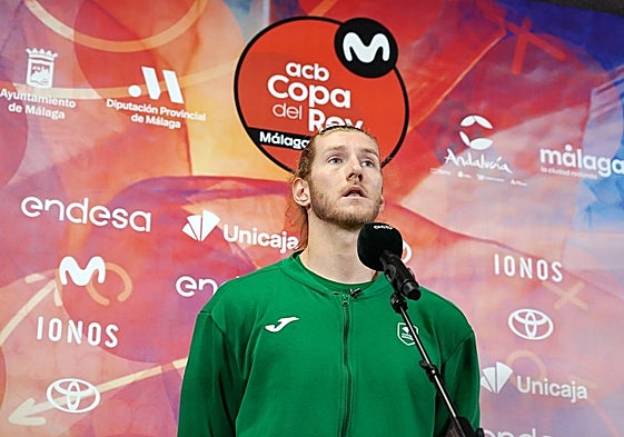Dylan Osetkowski, en zona mixta antes del partido.
