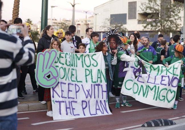 Pancartas alusivas al cacareado plan de Ibon Navarro.