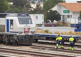 Trenes de mercancías y operarios haciendo pruebas en Los Prados.
