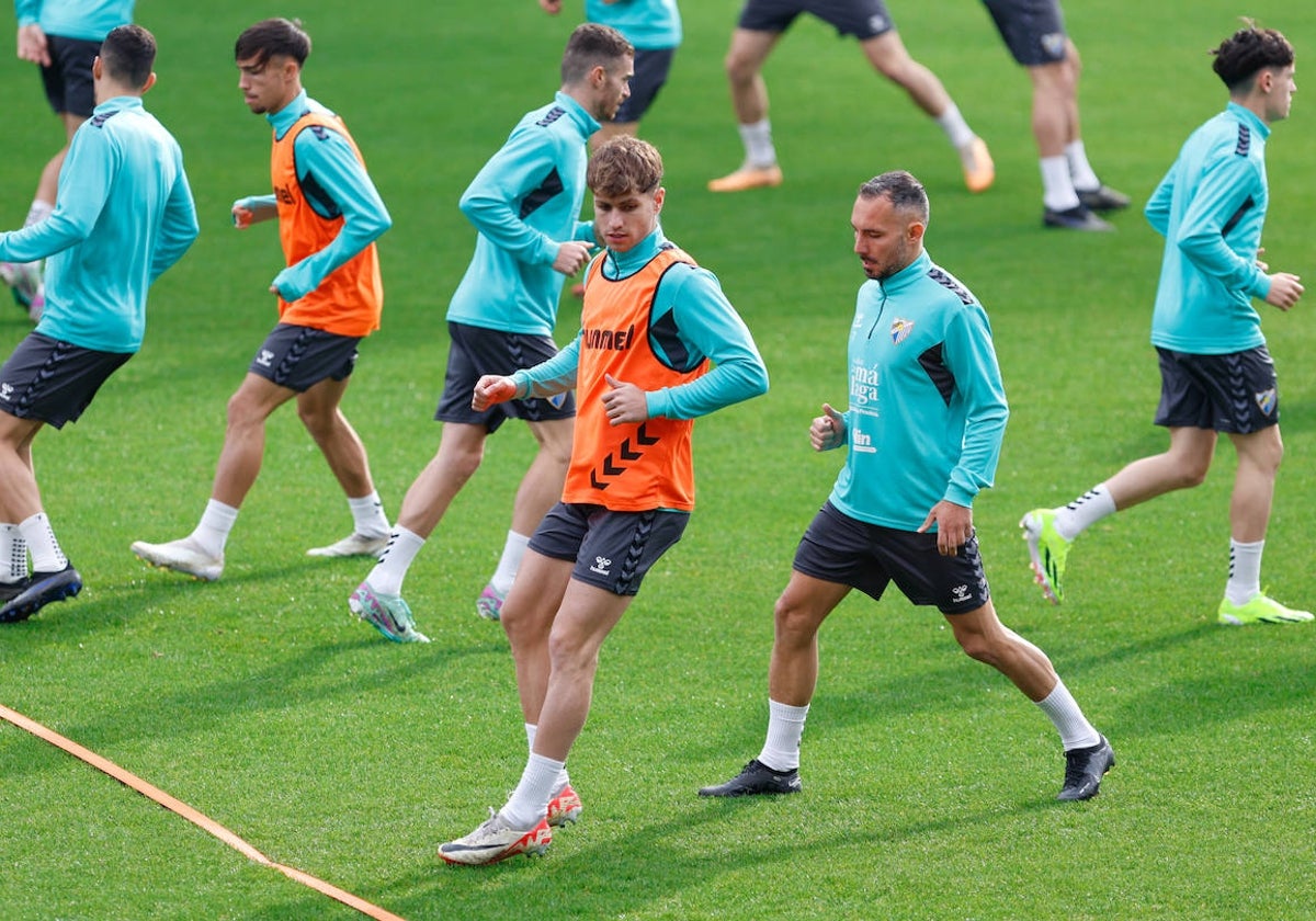 Los dos fichajes que han jugado, Avilés y Ferreiro, en el centro en un reciente entrenamiento del Málaga.