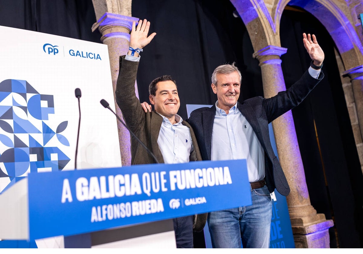 Juanma Moreno y Alfonso Rueda, en un mitin en la campaña gallega.