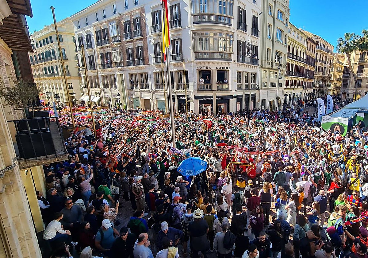 Las aficiones de la Copa llenan de color el centro de Málaga
