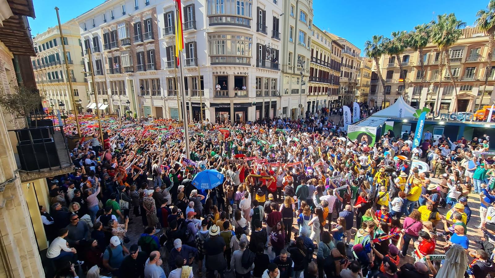 Las aficiones de la Copa llenan de color el centro de Málaga