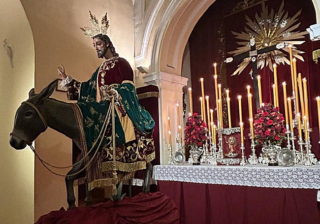 El Señor de la Pollinica, retirado del altar de cultos.