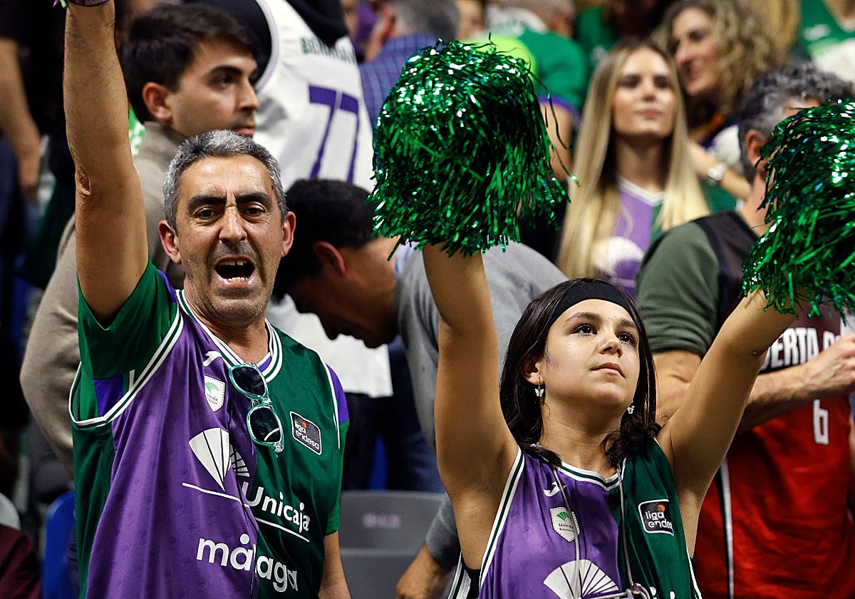 Aficionados del Unicaja animan a su equipo en el partido contra el Lenovo Tenerife.
